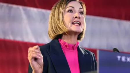 La gobernadora de Iowa, Kim Reynolds, firmó un proyecto de ley que tipifica como delito que una persona esté en el estado si previamente se le negó la entrada o fue deportada de Estados Unidos. Foto: AFP