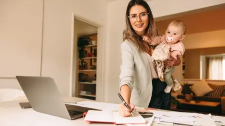 Se requiere que las organizaciones implementen iniciativas para que las las mamás se desarrollen profesionalmente y lleguen a puestos de alta dirección. Shutterstock..