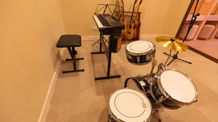 Junior Club Black and White donde los niños y los adolescentes pueden jugar boliche, videojuegos, instrumentos musicales,juegos de mesa. Foto: Cortesía