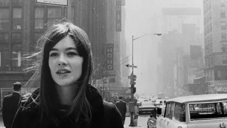 Françoise Hardy caminando por las calles de Nueva York en 1965. Foto: AFP