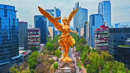 Los expertos consultados anticipan que la economía registrará un crecimiento de 1.68% durante el primer año del gobierno de Claudia Sheinbaum. Foto: Shutterstock