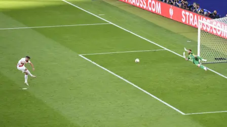 El portero español Unai Simon para un penalti durante el partido entre España y Croacia de la fase de grupos de la Eurocopa 2024. Foto: Reuters