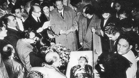 El funeral de Frida en Bellas Artes fue multitudinario. Diego Rivera y el expresidente Lázaro Cárdenas encabezaron el cortejo fúnebre. Fotos: Hermanos Mayo, Morton Subastas, Sotheby’s