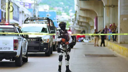 ACAPULCO, GUERRERO, 10JULIO2024.- En un ataque armado un motociclista fue asesinado a balazos en la transcurrida avenida Cuauhtemoc de Acapulco, policías del estado que se encontraban cerca de este lugar iniciaron una persecución contra los presuntos agresores logrando la detención de uno Este hecho ocasionó gran movilización de policías, Guardia Nacional y soldados. FOTO: CARLOS ALBERTO CARBAJAL/CUARTOSCURO.COM