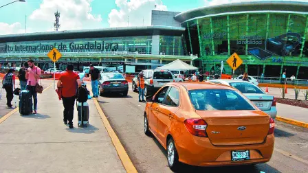 TLAJOMULCO DE ZUNIGA, JALISCO, 28SEPTIEMBRE2016.- Turistas, Paisanos, usuarios y personal del aeropuerto in internacional Miguel Hidalgo y Costilla de la ciudad de Guadalajara, sufren las consecuencias del planton que llevan a cabo ejidatarios de predios del Zapote, ya que mientras a los protestantes el gobierno no les de una solucion pronta a su problema ellos seguir√°n en la misma postura.FOTO : CUARTOSCURO.COM