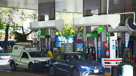 La razón por la que la gasolina es mucho más cara en México que en Estados Unidos es que en nuestro país se pagan casi cuatro veces más impuestos que en la Unión Americana.