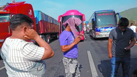 Cientos de autos se mantienen varados ante el bloqueo realizado por los ejidatarios. Foto: Reuters