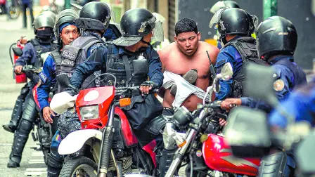Miembros de la guardia detuvieron a un hombre en una protesta del 30 de julio. Foto: AFP
