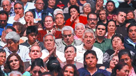 Las personas de 65 y más años son las que menos acceden a Internet (sólo 39.2 por ciento). Foto: Cuartoscuro