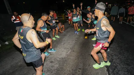 Calentamiento previo al inicio del Maratón CDMX. Foto EE: Eric Lugo.