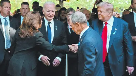 El presidente Joe Biden atestigua el saludo entre los candidatos Kamala Harris y Donald Trump durante el aniversario 23 de los atentados terroristas. Foto: AFP