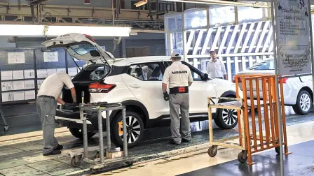 Trabajadores planta Nissan.