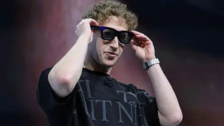 A finales de este año, la empresa tiene previsto añadir funciones de video y la posibilidad de realizar traducciones lingüísticas en tiempo real entre inglés y francés, italiano o español.
  
Para más información del tema, visita: https://www.eleconomista.com.mx/tecnologia/meta-presenta-prototipo-gafas-realidad-aumentada-acciones-suben-20240925-727396.html

Twitter: https://twitter.com/eleconomista   
Sitio web: https://www.eleconomista.com.mx/   
Facebook: https://www.facebook.com/ElEconomista.mx
  
#ElEconomista #Meta #EETV