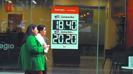 El peso sigue perdiendo terreno ante el dólar está mañana a una semana de entrar el nuevo gobierno en México. Foto Rosario Servin