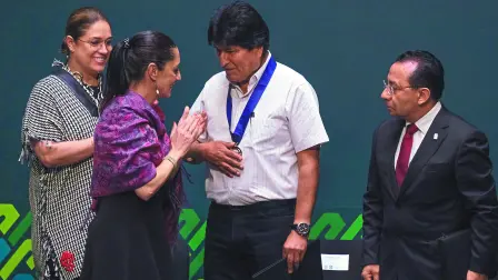 CIUDAD DE MÉXICO, 13NOVIEMBRE2019.- Claudia Sheinbaum, jefa de Gobierno, otorgó la distinción de "Huésped Distinguido" a Evo Morales, ex presidente de Bolivia, quién llegó ayer a la capital donde recibió asilo político por parte del país. El acto se realizó en el patio del Antiguo Palacio del Ayuntamiento. 
FOTO: GRACIELA LÓPEZ /CUARTOSCURO.COM