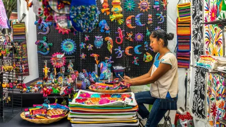 El emprendedor debe mantener la calma ante las situaciones de regateo y explicar las razones por las que no puede bajar el precio de sus productos.