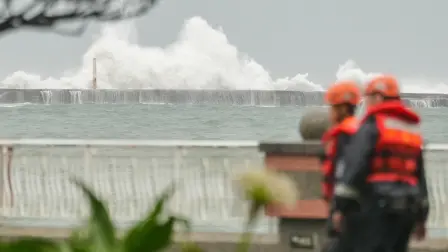 El tifón Krathon desató fuertes aguaceros y vientos en el este y sur de la isla.