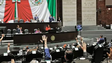 Por unanimidad, los diputados aprobaron el derecho al descanso en un asiento durante la jornada laboral, el proyecto retoma parte del dictamen avalado por el Senado en febrero de este año. 

Para más información del tema, visita: https://www.eleconomista.com.mx/capital-humano/aprueban-nueva-ley-silla-camara-diputados-20241002-728366.html 

¡Síguenos en nuestras redes sociales para mantenerte informado!

Twitter: https://twitter.com/eleconomista 
Facebook: https://www.facebook.com/ElEconomista.mx
Instagram: https://www.instagram.com/eleconomistamx
LinkedIn: https://www.linkedin.com/company/el-economista/

#ElEconomista #EETV