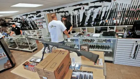 La Corte Suprema de Estados Unidos aceptó este viernes escuchar una petición del fabricante de armas Smith & Wesson y del mayorista Interstate Arms para desestimar la demanda de México que les acusa de ayudar al tráfico ilegal de esos productos a los cárteles.

Para más información del tema, visita: https://www.eleconomista.com.mx/internacionales/corte-suprema-eu-examinara-demanda-mexico-fabricantes-armas-20241004-728665.html

¡Síguenos en nuestras redes sociales para mantenerte informado!

Twitter: https://twitter.com/eleconomista 
Facebook: https://www.facebook.com/ElEconomista.mx
Instagram: https://www.instagram.com/eleconomistamx
LinkedIn: https://www.linkedin.com/company/el-economista/

#ElEconomista #EETV