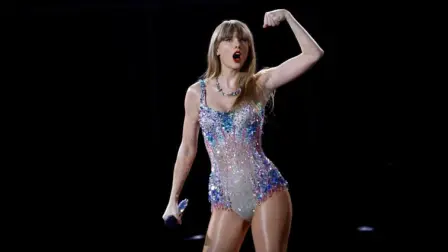 La estrella del pop tiene ahora 1,600 millones de dólares, 500 millones más que el pasado mes de octubre, con lo que ha superado a Rihanna en el podio de las mujeres más acaudaladas de la industria de la música.

Para más información del tema, visita: https://www.eleconomista.com.mx/arteseideas/taylor-swift-convierte-cantante-rica-mundo-20241009-729296.html
Twitter: https://twitter.com/eleconomista 
Sitio web: https://www.eleconomista.com.mx/ 
Facebook: https://www.facebook.com/ElEconomista.mx 

#ElEconomista #CapitalHumano #EETV