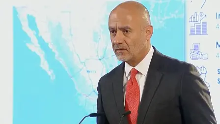 El secretario de Obras Jesús Esteva presentó el programa "Bachetón" para rehabilitar más de 44,000 kilómetros de carreteras en todo el país.