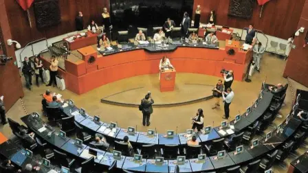 La reforma constitucional para proteger el salario de personal docente, salud y de seguridad pública concluyó su trámite legislativo. 
La Cámara de Senadores aprobó por unanimidad la reforma constitucional para blindar el salario de policías, maestros y personal de salud y con ello, concluyó su trámite legislativo. La modificación establece que las remuneraciones de estos servidores públicos no puedan ser inferiores al sueldo registrado en el Instituto Mexicano del Seguro Social (IMSS), esto es cercano a los 16,777 pesos. 

Para más información del tema, visita: https://www.eleconomista.com.mx/capital-humano/policias-maestros-y-personal-salud-tendran-salario-superior-16-700-pesos-senado-avala-reforma-20241009-729365.html
Twitter: https://twitter.com/eleconomista 
Sitio web: https://www.eleconomista.com.mx/ 
Facebook: https://www.facebook.com/ElEconomista.mx 

#ElEconomista #CapitalHumano #EETV