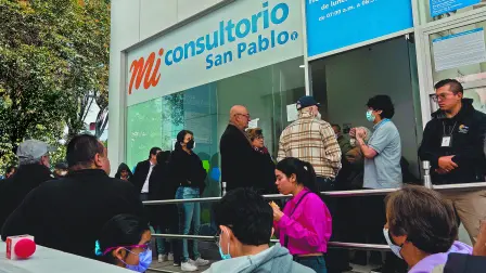 CIUDAD DE M…XICO, 20DICIEMBRE2023.- Personas realizaron fila en un consultorio de la Farmacia San Pablo para la aplicaciÛn de la vacuna Covid-19 que a partir de hoy comenzÛ su venta en dichos establecimientos. Las otras tres cadenas que podr·n venderlas son Benavides, Guadalajara y Del Ahorro. 

FOTO: GALO CA—AS/CUARTOSCURO.COM