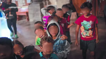 CIUDAD DE M…XICO, 27JUNIO2024.- NiÒos migrantes, en su mayorÌa venezolanos, desayunan al interior de la Iglesia de la Soledad. Tres dÌas a la semana, la organizaciÛn "Saciando al Pobre", que lleva como director al sacerdote de la iglesia, se encarga de preparar y repartir alimentos para los niÒos y adultos en situaciÛn migratoria que esperan acampando en el Parque de la Soledad, a que llegue su cita de solicitud de refugio en Estados Unidos, la cual solicitan a travÈs de la aplicaciÛn "CBP One".

FOTO: PEDRO ANZA /CUARTOSCURO.COM