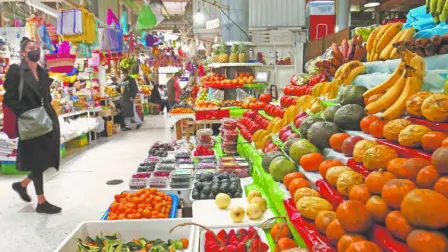 Según cifras del Coneval, la población que no tiene ingresos suficientes para alimentarse se concentra de manera desproporcionada en zonas rurales y entre la población indígena.

Para más información del tema, visita: https://www.eleconomista.com.mx/politica/dia-mundial-alimentacion-12-poblacion-mexicana-costear-canasta-basica-alimentaria-20241016-730278.html 

¡Síguenos en nuestras redes sociales para mantenerte informado!

Twitter: https://twitter.com/eleconomista 
Facebook: https://www.facebook.com/ElEconomista.mx
Instagram: https://www.instagram.com/eleconomistamx
LinkedIn: https://www.linkedin.com/company/el-economista/

#ElEconomista #EETV