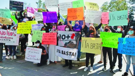 OAXACA, OAXACA, 18FEBRERO2022.- Periodistas oaxaqueÒos marcharon a la Alameda de LeÛn, en la capital del estado, para exigir un alto a las agresiones contra periodistas y justicia por los asesinatos, el caso m·s reciente el de Heber LÛpez el pasado 10 de febrero en Salina Cruz, Oaxaca. Los comunicadores marcharon en silencio y culminaron su manifestaciÛn con un mitin frente a la catedral oaxaqueÒa, donde colocaron un ata˙d con la fotografÌa de Heber LÛpez- 

FOTO: CAROLINA JIM…NEZ/CUARTOSCURO.COM