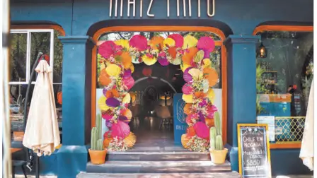 Descubre la esencia de México en Maíz Tinto, donde cada plato celebra la riqueza del mezcal y la autenticidad de la gastronomía tradicional.