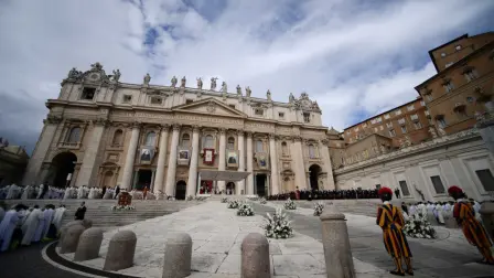 El informe de la Comisión Pontificia para la Protección de Menores documentará los riesgos que persisten y los avances que se pueden lograr en los esfuerzos de la Iglesia por proteger a los niños y a los adultos vulnerables

Para más información del tema, visita: https://www.eleconomista.com.mx/internacionales/vaticano-publicara-primer-informe-sobre-proteccion-menores-20241025-731539.html

¡Síguenos en nuestras redes sociales para mantenerte informado!

Twitter: https://twitter.com/eleconomista 
Facebook: https://www.facebook.com/ElEconomista.mx
Instagram: https://www.instagram.com/eleconomistamx
LinkedIn: https://www.linkedin.com/company/el-economista/

#ElEconomista #EETV