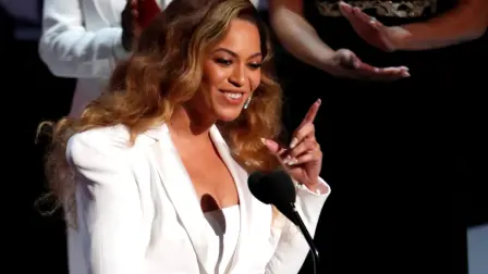 Beyoncé reacciona después de ganar el premio a artista del año