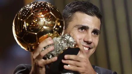 Rodri logró todo un récord, luego de que también fue nombrado mejor jugador de la Eurocopa de este año, después de que España levantara su cuarto título.

Para más información del tema, visita: https://www.eleconomista.com.mx/deportes/espanol-rodri-gana-balon-oro-mejor-jugador-mundo-20241028-731849.html

¡Síguenos en nuestras redes sociales para mantenerte informado!

Twitter: https://twitter.com/eleconomista 
Facebook: https://www.facebook.com/ElEconomista.mx
Instagram: https://www.instagram.com/eleconomistamx
LinkedIn: https://www.linkedin.com/company/el-economista/

#ElEconomista #EETV