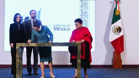 La titular del Ejecutivo expuso que con la nueva reforma energética se revierte la de 2013 con la que Pemex y CFE dejaron de ser empresas públicas para convertirse en empresas productivas del Estado como una forma de "privatización".

Para más información del tema, visita: https://www.eleconomista.com.mx/politica/sheinbaum-firma-decretos-reforma-pemex-y-cfe-y-trenes-pasajeros-20241030-732140.html

¡Síguenos en nuestras redes sociales para mantenerte informado!

Twitter: https://twitter.com/eleconomista 
Facebook: https://www.facebook.com/ElEconomista.mx
Instagram: https://www.instagram.com/eleconomistamx
LinkedIn: https://www.linkedin.com/company/el-economista/

#ElEconomista #EETV