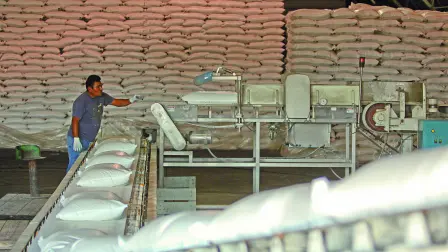 ZACATEPEC, MORELOS., 25ENERO2013.- Debido a que las bodegas del Ingenio azucarero ‚ÄúEmiliano Zapata‚Ä˘ de Zacatepec, se encuentran a su m√°xima capacidad, trasladaron toneladas de costales de az√∫car a la Cancha Morelos perteneciente al Ingenio. Ca√±eros morelenses mantienen guardias a las afueras de las bodegas del Ingenio ante la falta de respuesta de las autoridades para estabilizar el precio del az√∫car. 
FOTO: SA√ˆL L√ìPEZ / CUARTOSCURO.COM