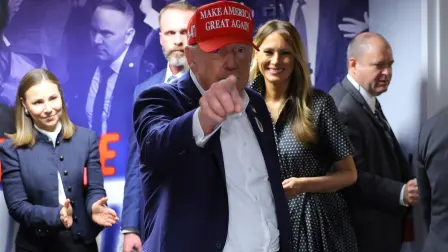 El candidato presidencial republicano y expresidente estadounidense Donald Trump vota el día de las elecciones en Palm Beach