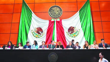 La sesión. Nunca antes una reunión para el rubro se había realizado en el Salón Verde, el espacio más grande para sesiones de comisión en San Lázaro.