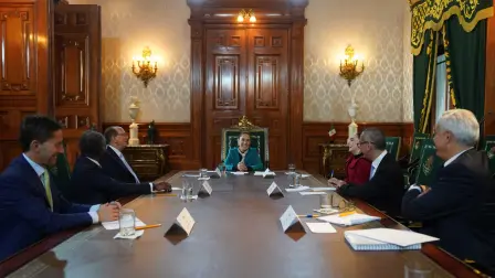 La presidenta de México, Claudia Sheinbaum, informó que la reunión que tuvo con Larry Fink, presidente de la empresa de activos BlackRock, se expuso los logros y objetivos del modelo económico impulsado por la "Cuarta Transformación".

Para más información del tema, visita: https://www.eleconomista.com.mx/politica/sheinbaum-hablo-inversion-y-desarrollo-reunion-ceo-blackrock-20241107-733263.html

¡Síguenos en nuestras redes sociales para mantenerte informado!

Twitter: https://twitter.com/eleconomista 
Facebook: https://www.facebook.com/ElEconomista.mx
Instagram: https://www.instagram.com/eleconomistamx
LinkedIn: https://www.linkedin.com/company/el-economista/

#ElEconomista #EETV