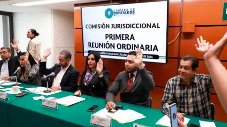 Este jueves quedó instalada la Sección Instructora en la Cámara de Diputados, la cual se encargará de analizar los casos de desafuero y juicio político en contra de personajes como Alejandro Moreno, senador y dirigente nacional del PRI; del ministro en retiro, Arturo Zaldívar y del expresidente del Instituto Nacional Electoral (INE), Lorenzo Córdova.

Para más información del tema, visita: https://www.eleconomista.com.mx/politica/analizaran-ocho-desafueros-y-juicios-politicos-20241108-733411.html

¡Síguenos en nuestras redes sociales para mantenerte informado!

Twitter: https://twitter.com/eleconomista 
Facebook: https://www.facebook.com/ElEconomista.mx
Instagram: https://www.instagram.com/eleconomistamx
LinkedIn: https://www.linkedin.com/company/el-economista/

#ElEconomista #EETV