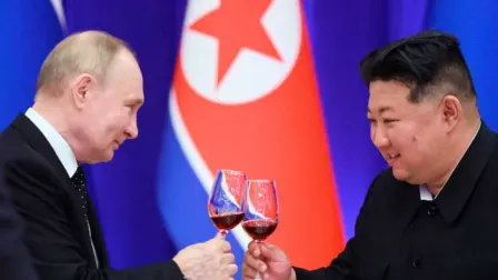 Vladimir Putin también firmó el tratado que estipula que los dos países deben "proporcionar inmediatamente asistencia militar y de otro tipo utilizando todos los medios disponibles" si cualquiera de las partes se encuentra en estado de guerra.