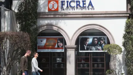 La victoria legal de los afectados determina fallas de la autoridad en la supervisión de esta entidad, pero su alcance no será para todos los ahorradores.

Para más información del tema, visita: https://www.eleconomista.com.mx/sectorfinanciero/10-anos-pesadilla-ficrea-cnbv-paga-dano-moral-dos-afectados-fraude-20241113-734073.html

¡Síguenos en nuestras redes sociales para mantenerte informado!

Twitter: https://twitter.com/eleconomista 
Facebook: https://www.facebook.com/ElEconomista.mx
Instagram: https://www.instagram.com/eleconomistamx
LinkedIn: https://www.linkedin.com/company/el-economista/

#ElEconomista #EETV