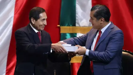 Al entregar el primer paquete económico de la presidenta Claudia Sheinbaum, el secretario de Hacienda y Crédito Público, Rogelio Ramírez de la O, aseguró que para el próximo año se perfila una disminución de 2 puntos porcentuales del déficit, y un crecimiento económico de entre 2 y 3 por ciento.

Para más información del tema, visita: https://www.eleconomista.com.mx/economia/primer-paquete-economico-gobierno-sheinbaum-preve-ingresos-8-billones-pesos-rogelio-ramirez-20241115-734384.html

¡Síguenos en nuestras redes sociales para mantenerte informado!

Twitter: https://twitter.com/eleconomista 
Facebook: https://www.facebook.com/ElEconomista.mx
Instagram: https://www.instagram.com/eleconomistamx
LinkedIn: https://www.linkedin.com/company/el-economista/

#ElEconomista #EETV