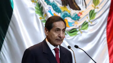 El Paquete Económico propone ingresos públicos por 8.05 billones de pesos, un crecimiento de 5.4% respecto a lo aprobado para este año, mientras que por el lado del gasto se prevé que se ejerzan recursos por 9.22 billones de pesos, 1.9% menos que lo que se autorizó para este 2024.

Para más información del tema, visita: https://www.eleconomista.com.mx/economia/paquete-economico-2025-gobierno-sheinbaum-plantea-bajar-deficit-publico-3-9-pib-mayores-ingresos-y-menor-gasto-20241115-734383.html

¡Síguenos en nuestras redes sociales para mantenerte informado!

Twitter: https://twitter.com/eleconomista 
Facebook: https://www.facebook.com/ElEconomista.mx
Instagram: https://www.instagram.com/eleconomistamx
LinkedIn: https://www.linkedin.com/company/el-economista/

#ElEconomista #EETV