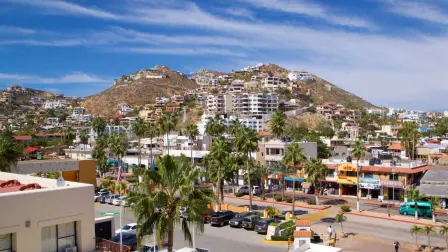 El turismo es una de las actividades más importantes de la economía en México, ya que fomenta el empleo, atrae divisas y fomenta la inversión; sin embargo, el enfoque del desarrollo inmobiliario centrado a este mercado ha complicado el acceso a la vivienda en algunas ciudades del país. 

Para más información del tema, visita: https://www.eleconomista.com.mx/econohabitat/turismo-lujo-impulsa-vivienda-premium-complica-acceso-clase-trabajadora-20241119-734832.html

¡Síguenos en nuestras redes sociales para mantenerte informado!

Twitter: https://twitter.com/eleconomista 
Facebook: https://www.facebook.com/ElEconomista.mx
Instagram: https://www.instagram.com/eleconomistamx
LinkedIn: https://www.linkedin.com/company/el-economista/

#ElEconomista #EETV