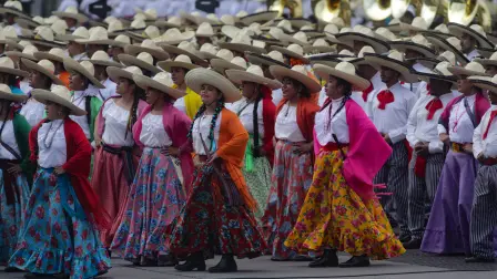 Desfile conmemorativo de la Revolución Mexicana por el 114 aniversario, encabezado por la presidenta de México, Claudia Sheinbaum.