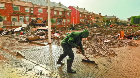 Entre las imágenes que dejaron las inundaciones, estaba la de numerosas naves industriales anegadas por el barro.
