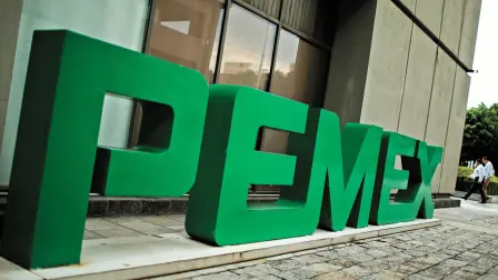 La asociación que agrupa en México a varias de las más importantes empresas de servicios petroleros a nivel global pidió a Pemex el pago de deudas atrasadas que suman 103,600 millones de pesos (5,114 millones de dólares), según una misiva que hizo pública este lunes.

Para más información del tema, visita: https://www.eleconomista.com.mx/empresas/amespac-espera-nuevo-regimen-fiscal-pemex-pague-deudas-atrasadas-103-600-millones-pesos-20241125-735611.html 

¡Síguenos en nuestras redes sociales para mantenerte informado!

Twitter: https://twitter.com/eleconomista 
Facebook: https://www.facebook.com/ElEconomista.mx
Instagram: https://www.instagram.com/eleconomistamx
LinkedIn: https://www.linkedin.com/company/el-economista/

#ElEconomista #EETV