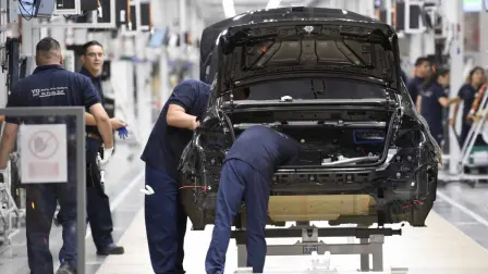 Durante noviembre, la japonesa Toyota fue el principal motor de crecimiento de la producción automotriz en México; ensambló un total de 24,838 vehículos ligeros. Este nivel fue casi tres veces mayor en comparación interanual.

Para más información del tema, visita: https://www.eleconomista.com.mx/empresas/ensamble-autos-mexico-crecio-6-7-noviembre-exportaciones-avanzan-20241206-737273.html

¡Síguenos en nuestras redes sociales para mantenerte informado!

Twitter: https://twitter.com/eleconomista 
Facebook: https://www.facebook.com/ElEconomista.mx
Instagram: https://www.instagram.com/eleconomistamx
LinkedIn: https://www.linkedin.com/company/el-economista/

#ElEconomista #EETV