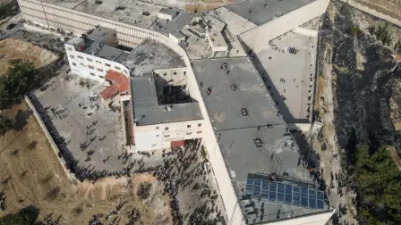 Temerosos y atónitos ante los hombres que vinieron a romper los cerrojos de sus celdas, decenas de presos salieron de la prisión siria de Saydnaya después de años de infierno.

Para más información del tema, visita: https://www.eleconomista.com.mx

¡Síguenos en nuestras redes sociales para mantenerte informado!

Twitter: https://twitter.com/eleconomista 
Facebook: https://www.facebook.com/ElEconomista.mx
Instagram: https://www.instagram.com/eleconomistamx
LinkedIn: https://www.linkedin.com/company/el-economista/

#ElEconomista #EETV